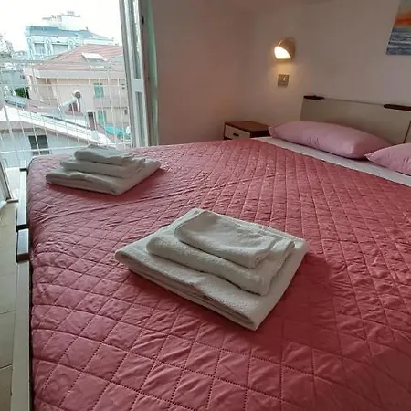 Elisabetta 2 Stelle Каттолика